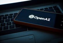 Estos son los sectores más afectados por los fallos de la inteligencia artificial ChatGPT riesgos compartir datos corporativos confidenciales chatbot Inteligencia Artificial consejos concienciación ciberseguridad noticia bit life media
