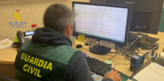 Rentabilidad rápida, plataforma falsa y medio millón perdido: así funcionaba la ciberestafa desarticulada en Madrid Guardia Civil ciberestafa ciberseguridad ingenieria social